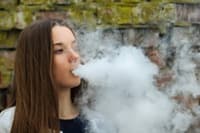 E-papierosy trzykrotnie podnoszą ryzyko palenia zwykłych papierosów u młodych ludzi