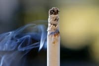 Polacy palą coraz mniej papierosów